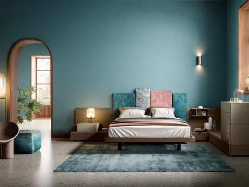 Letto matrimoniale in legno con testiera asimmetrica rivestita in tessuto M01 Puzzle e Alfa di Mercantini