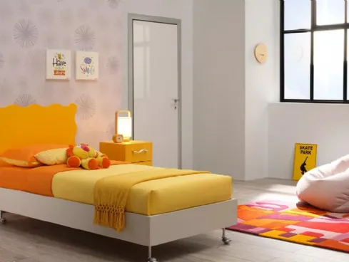 Letto singolo dalla testiera grintosa giallo sole e giroletto in melaminico SC104 di Moretti Compact