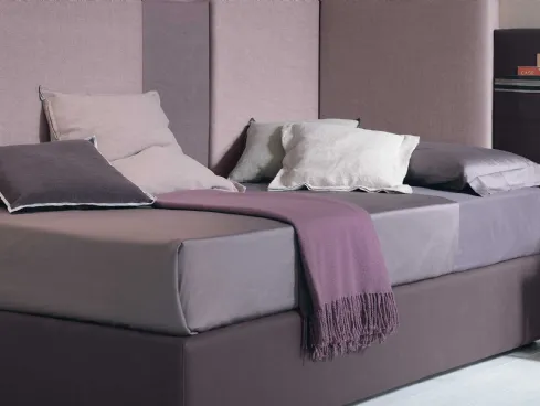 Letto singolo sommier Corner con boiserie rivestita in tessuto di Tomasella