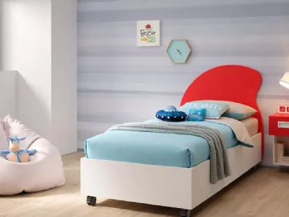Letto singolo con contenitore SC103 in nobilitato Bianco Luce e testiera Hat in laccato Ciliegia di Moretti Compact