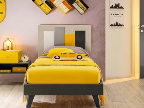 Letto singolo in laccato opaco Nocciola e Grafite con testiera Plane Race imbottita in tessuto SC114 di Moretti Compact
