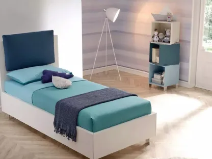 Letto moderno in nobilitato Bianco Luce con testiera  Plane Pillow parzialmente rivestita in tessuto imbottito SC117 di Moretti Compact