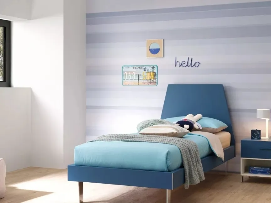 Letto in laccato Blu Navy con testiera Peak e piedini in metallo SC119 di Moretti Compact