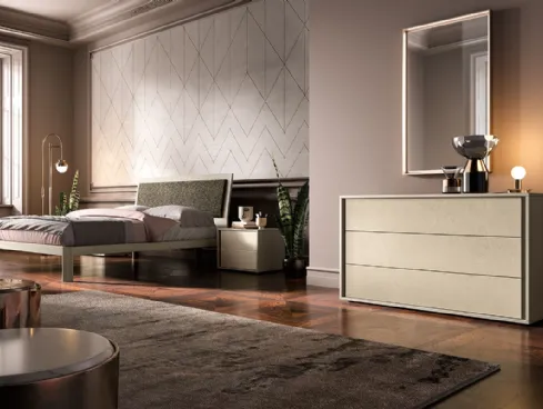 Letto in legno con testiera parzialmente rivestita in tessuto T01 Mizar e Gamma di Mercantini