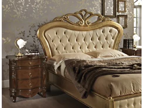 Letto Virginia con testiera in legno Foglia Oro e pelle lavorazione capitonné di Mobilificio AG