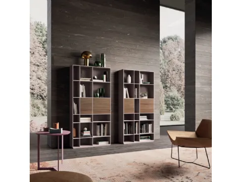Libreria a muro in laccato opaco ortensia e materico finitura frassino cuoio di Orme