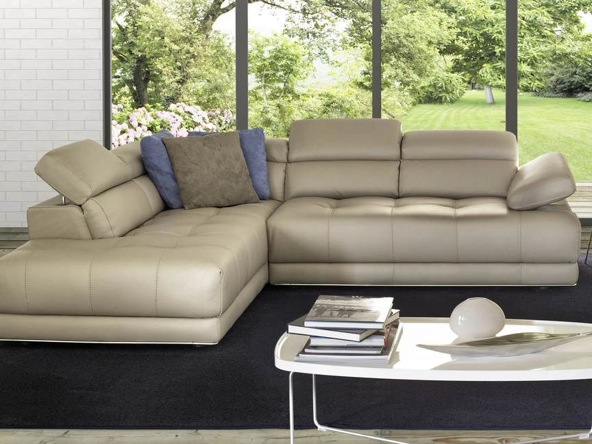 Divano angolare in pelle chiara imbottito e trapuntato Vivaldi di Afosofà