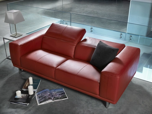 Divano lineare in pelle rossa con poggiatesta reclinabili Dorgali di Afosofà