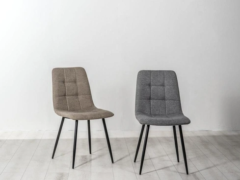 Sedia Alma in tessuto imbottito e trapuntato con base in metallo di Stones