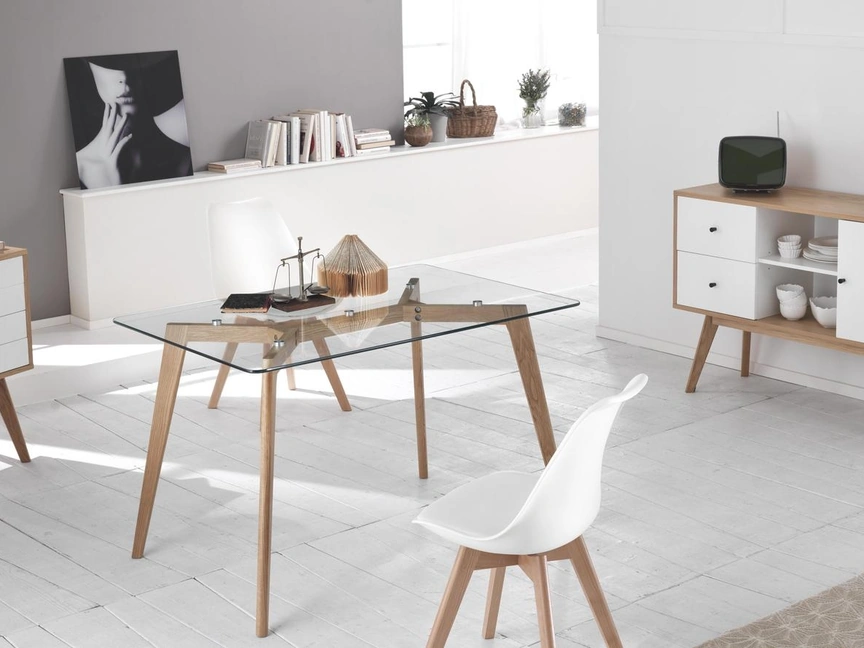 Sedia Carlotta in polipropilene con seduta imbottita rivestita in ecopelle e gambe in legno di faggio di Stones