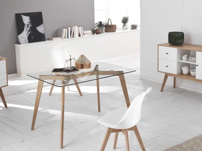 Sedia Carlotta in polipropilene con seduta imbottita rivestita in ecopelle e gambe in legno di faggio di Stones