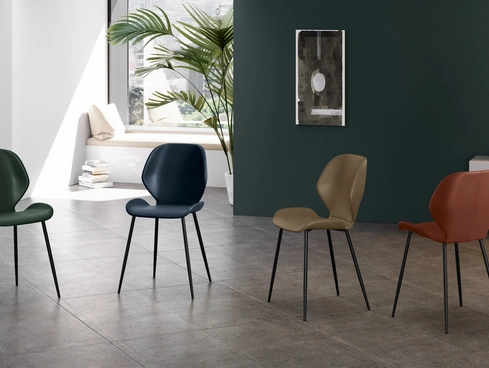 Sedia Diana rivestita in soft touch vari colori con gambe in metallo di Stones