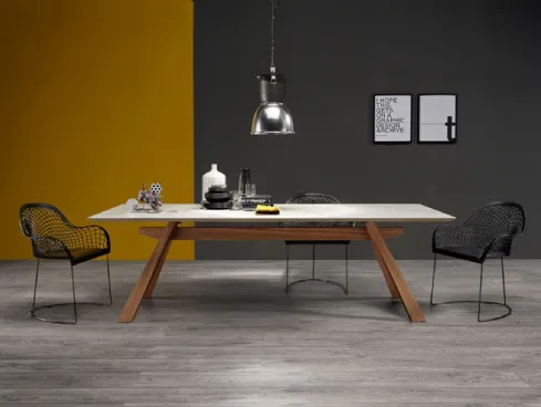 Sedia in cuoio con braccioli  con base a slitta in acciaio Guapa PM C U di Midj