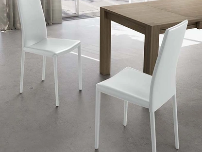 Sedia impilabile Kitty rivestita completamente in similcuoio vari colori di Stones