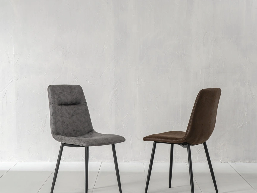 Sedia Lea rivestita in ecopelle imbottita con gambe in metallo verniciato di Stones