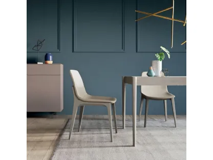 Sedia in ecopelle con telaio in legno di frassino ossidato, colore tortora, Fanny di Orme