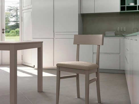 Sedia con struttura in legno di faggio laccato con seduta in ecopelle imbottita Monaco di Stones