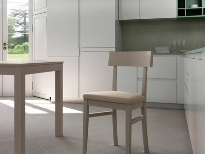 Sedia con struttura in legno di faggio laccato con seduta in ecopelle imbottita Monaco di Stones