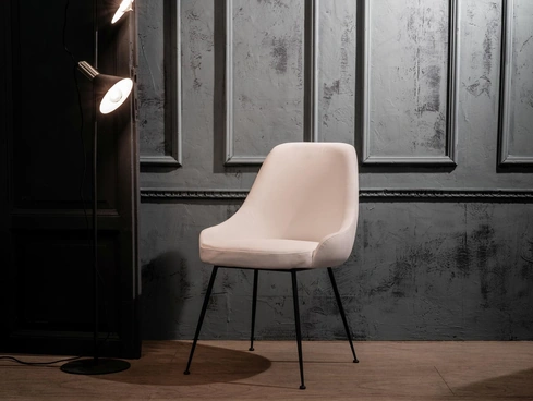 Sedia Nandy rivestita in microfibra imbottita con gambe in metallo di Stones