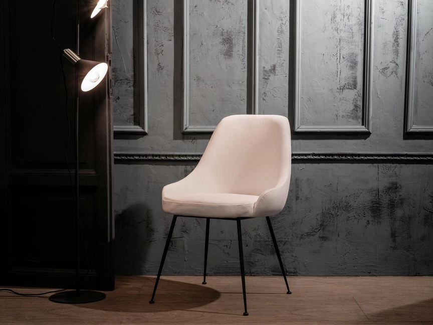 Sedia Nandy rivestita in microfibra imbottita con gambe in metallo di Stones