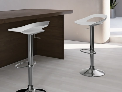 Sgabello Glen con seduta in polipropilene e base in metallo cromato di Stones