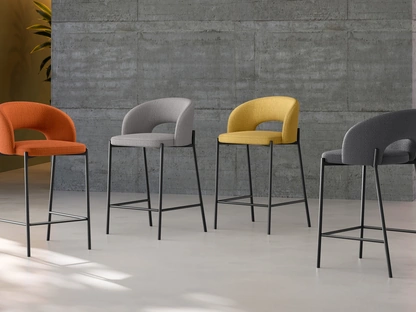 Sgabello Greta rivestito in tessuto imbottito in vari colori con gambe in metallo di Stones