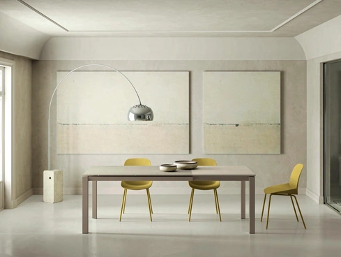 Tavolo Account 24 con top in ceramica di Stones