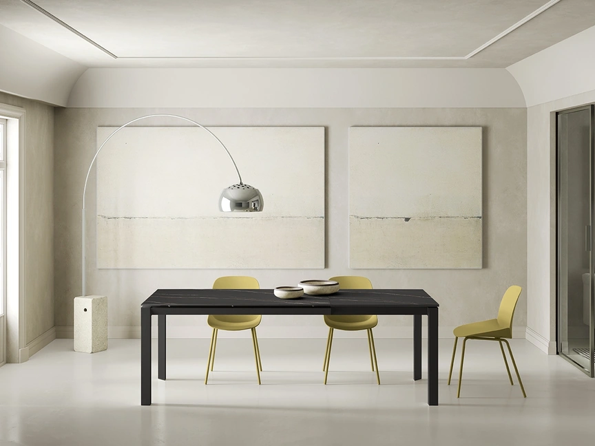 Tavolo Account 24 con top in ceramica di Stones