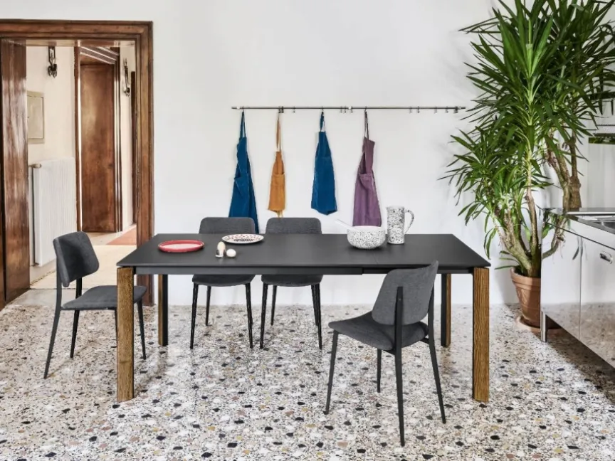 Tavolo allungabile Blade con top in laminato Antracite e gambe rivestite in massello di frassino di Midj