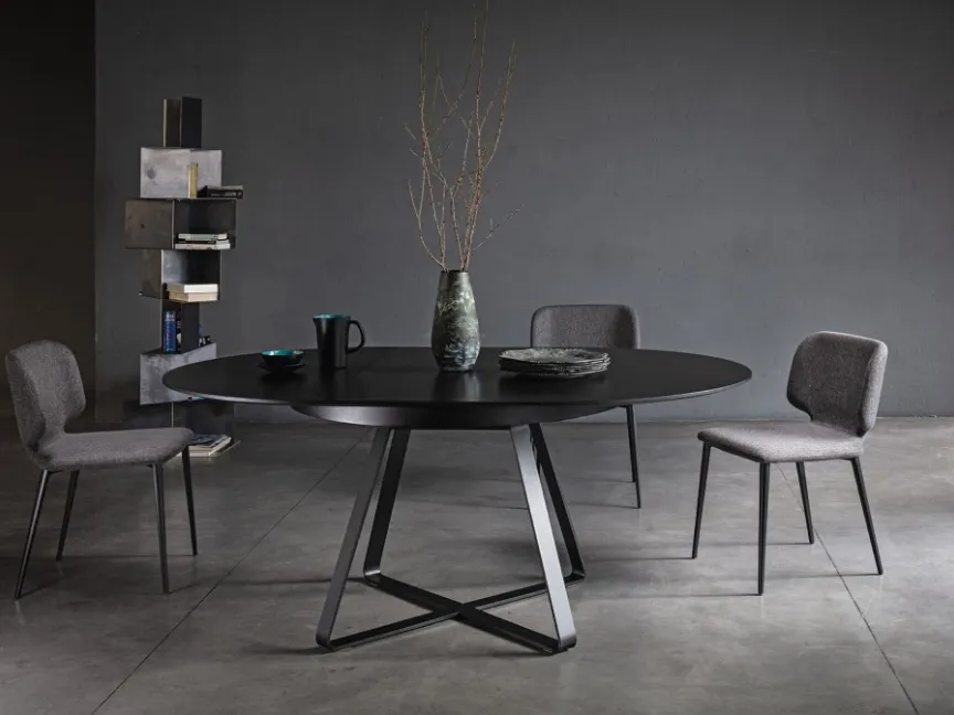 Tavolo allungabile Paul tondo con top in legno e base in metallo di Midj