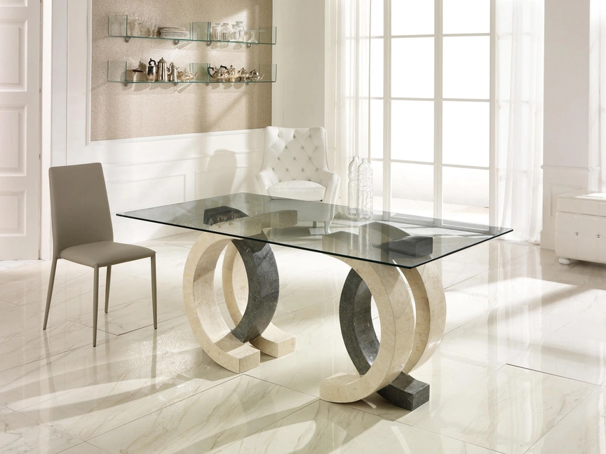 Tavolo con base scultorea in pietra fossile e top in vetro Olimpia di Stones