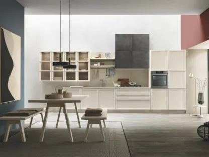 Cucina Classica Tosca v6 basi, pensili e colonne in Frassino laccato Beige Angora, pensili con anta liscia in laccato Peltro, top e schienale in quarzo Imperial Caramel di Stosa