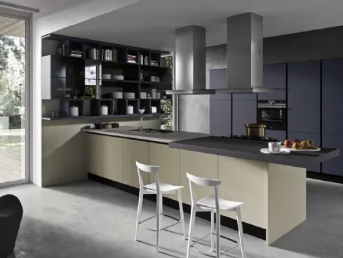 Cucina Moderna lineare Melania 01 in laccato opaco Grigio Siliceo con top in Okite Easy Beige e colonne in laccato Grigio Grafite di Ciao Cucine