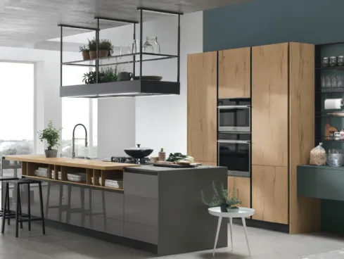 Cucina Moderna con isola Infinity v15 in laccato Ardesia lucido e Rovere Natura di Stosa