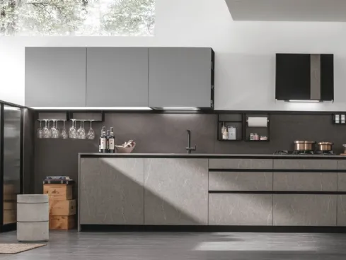 Cucina Moderna ad angolo Metropolis v02 in laminato materico Pietra Piasentina e Pet Grigio opaco di Stosa