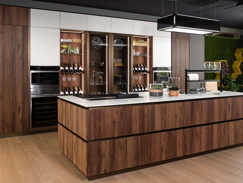 Cucina Moderna con isola Onda con anta cannettata finitura rovere tabacco di Mobilturi