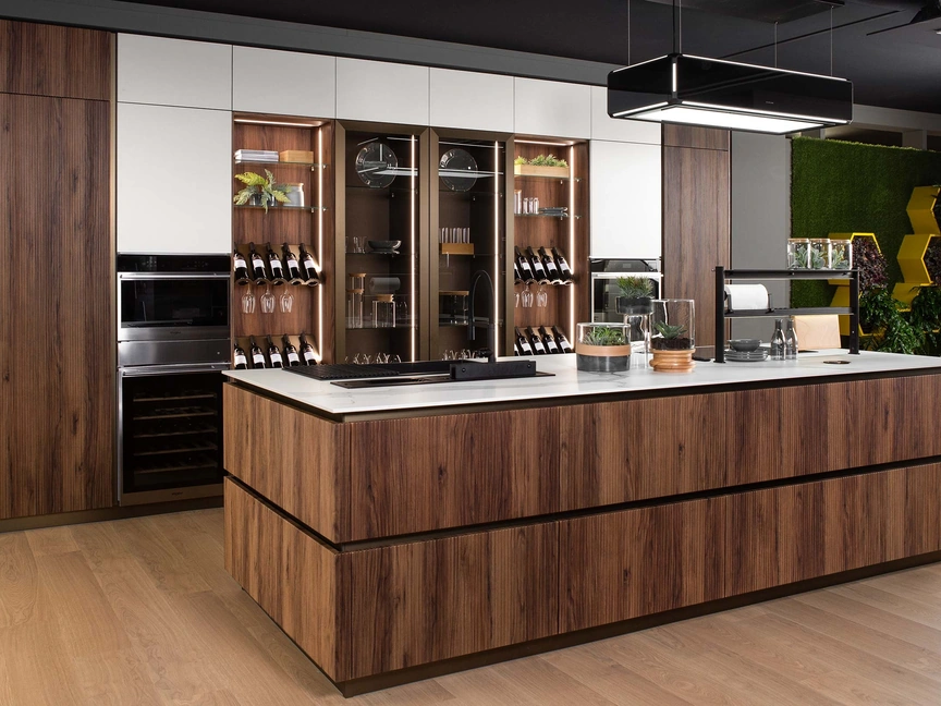 Cucina Moderna con isola Onda con anta cannettata finitura rovere tabacco di Mobilturi