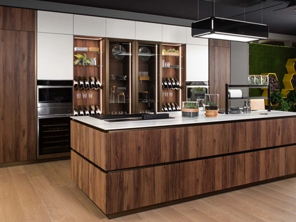 Cucina Moderna con isola Onda con anta cannettata finitura rovere tabacco di Mobilturi