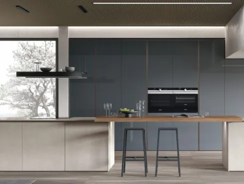 Cucina Moderna con isola Aliant v04 in Neolith Pietra di Luna Silk, piano snack in Noce Elegant Cannettato e colonne in Vetro lucido Bromo di Stosa