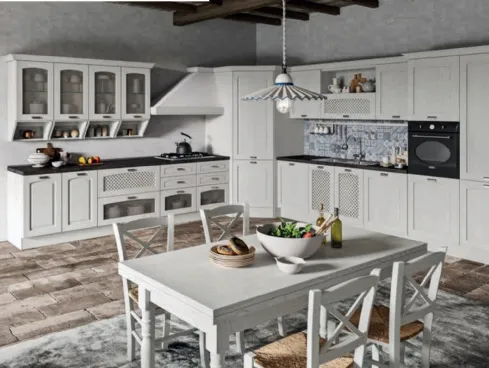 Cucina con dispensa ad angolo e cassetti a vetrina Gioconda di Ciao Cucine